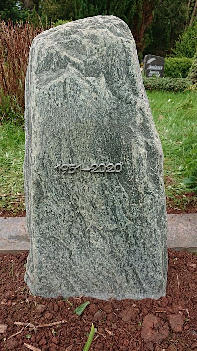 Urnengrabmal mit klarer Gestaltung