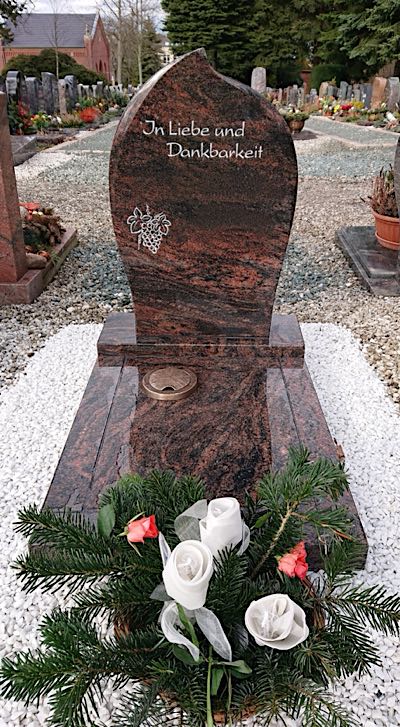 Urnengrabmal in schlichter Gestaltung