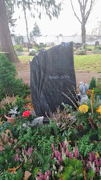 Urnengrabmal aus natürlichem Steinmaterial