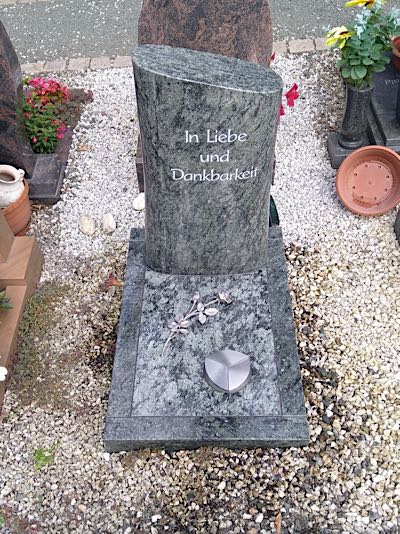 Urnengrabmal in handwerklicher Ausführung