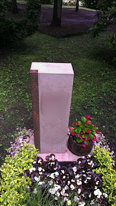 Gestaltetes Urnengrabmal aus Naturstein