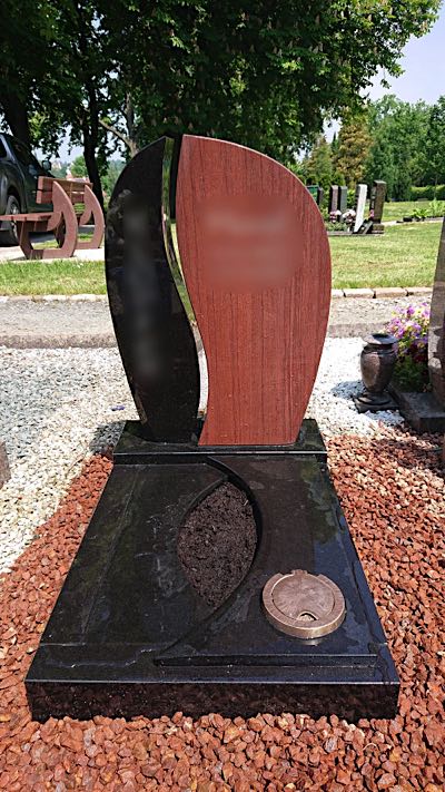 Urnengrabmal aus Naturstein