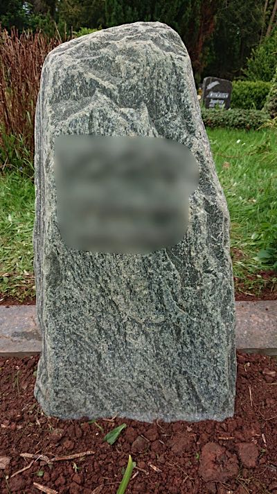 Individuelles Urnengrabmal aus Stein