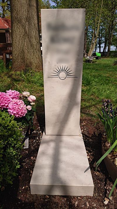 Urnengrabmal mit individueller Gestaltung