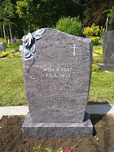 Urnengrabmal mit klarer Gestaltung