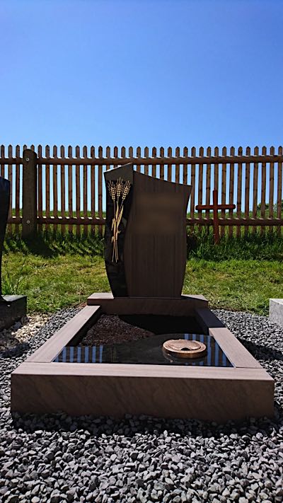 Urnengrabmal mit klarer Gestaltung
