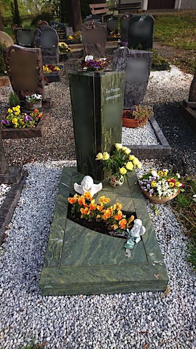 Urnengrabmal aus Naturstein gefertigt