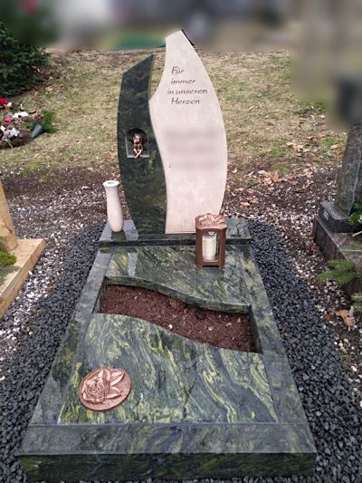 Urnengrabmal in klassischer Gestaltung