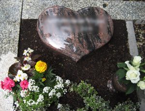Liegestein mit sanfter Form – pflegeleichtes Grabmal vom Steinmetz
