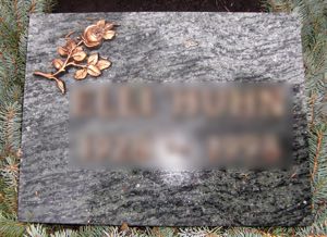 Gestalteter Liegestein aus Naturstein – dezente Grabgestaltung