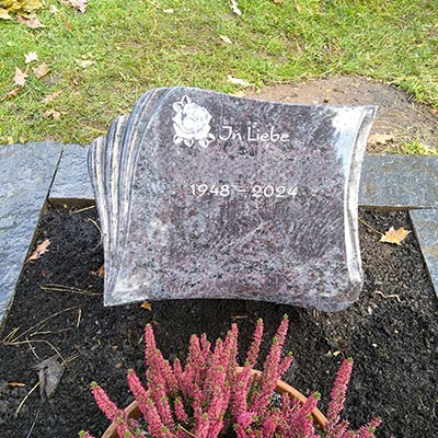 individuelle Steinmetzarbeit Liegestein aus Naturstein