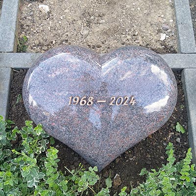 individuellee Liegestein aus Naturstein als Herz