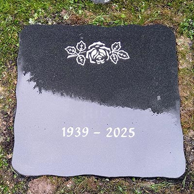 Naturstein-Platte als Liegestein mit Ornament