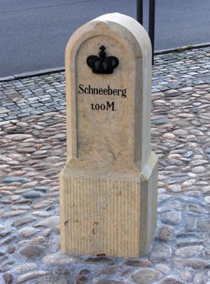 Historischer Naturstein-Meilenstein – traditionelle Steinmetzarbeit