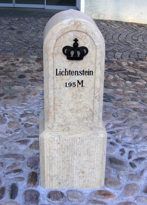 Restaurierter Naturstein-Meilenstein – traditionelle Steinmetzarbeit
