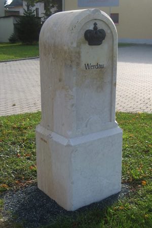 Erhaltener Naturstein-Meilenstein – Steinmetzarbeit für historische Wegezeichen