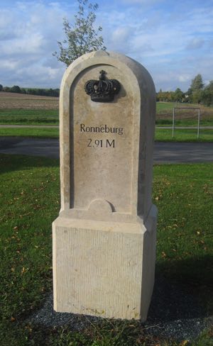Naturstein-Meilenstein mit Gravur – meisterhafte Restaurierung vom Steinmetz