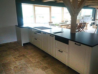 Naturstein Fußboden einer Küche - römischer Verband