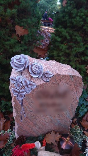 Reliefs und Ornamente aus Naturstein – traditionelle Gravurarbeiten für Grabmale