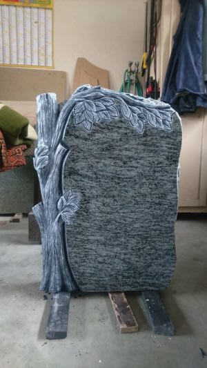 Dekorative Steinreliefs und Gravuren für Grabmale