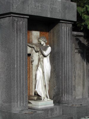 Historisches Grabmal aus Sandstein – fachgerechte Restaurierung vom Steinmetz