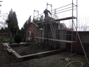 Restaurierungsarbeiten an einem alten Familengrabmal