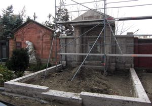 Restaurierung eines alten Doppelgrabmals