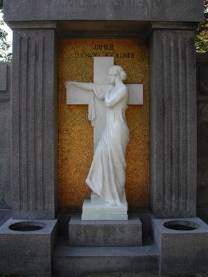 Fachgerechte Restaurierung eines alten Grabmales - nachher