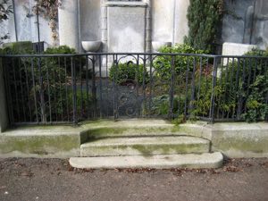 Restaurierungsarbeiten an einem alten Grabmal