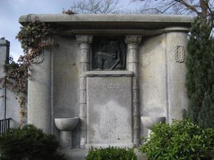 abgeschlossene Restaurierungsarbeiten an einem alten Grabmal