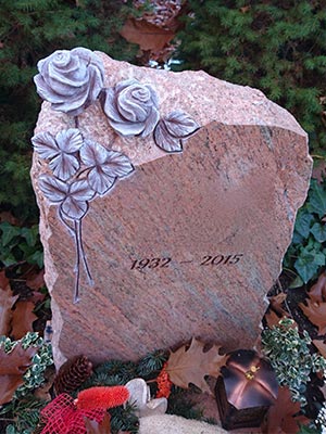 individuelles Urnengrabmal mit Ornamenten