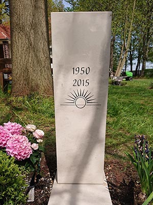 modernes Urnengrabmal aus Naturstein