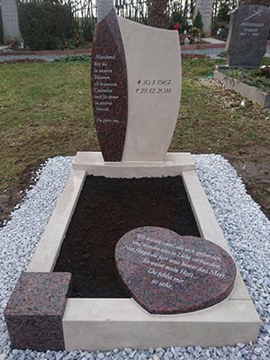 zeitloses Urnengrabmal mit mehreren Natursteinarten