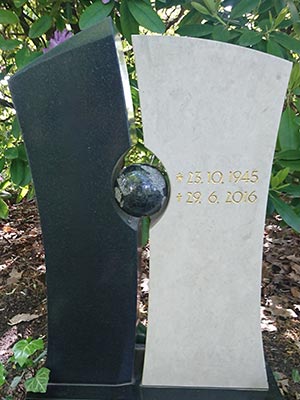 schönes Urnengrabmal mit zwei verschiedenen Natursteinarten mit Kugel