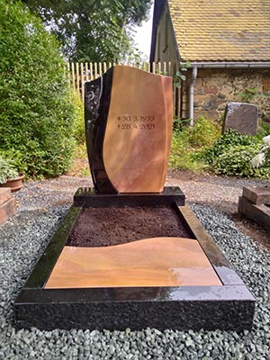 modernes Urnengrabmal mit mehreren Natursteinarten