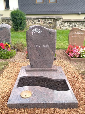 Urnengrabmal mit Platten aus Naturstein