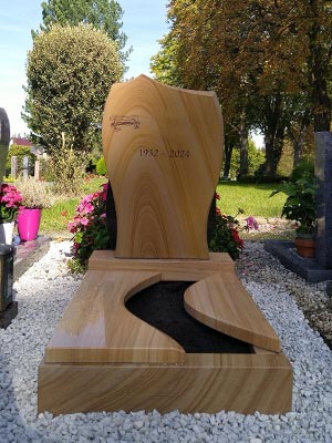 zeitloses Urnengrabmal mit Platten aus Sandstein