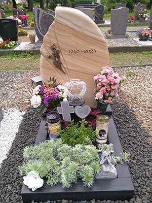 Urnengrabmal mit Ornament aus Sandstein