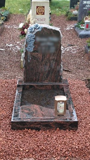 Zeitloses Urnengrabmal aus poliertem Naturstein