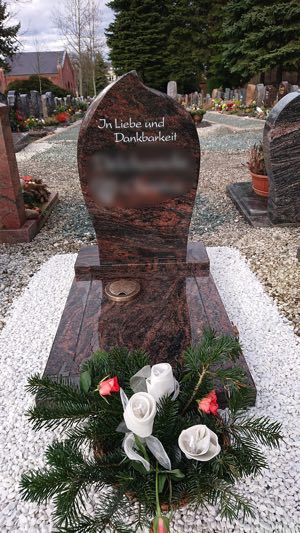 Polierter Urnenstein aus Naturstein